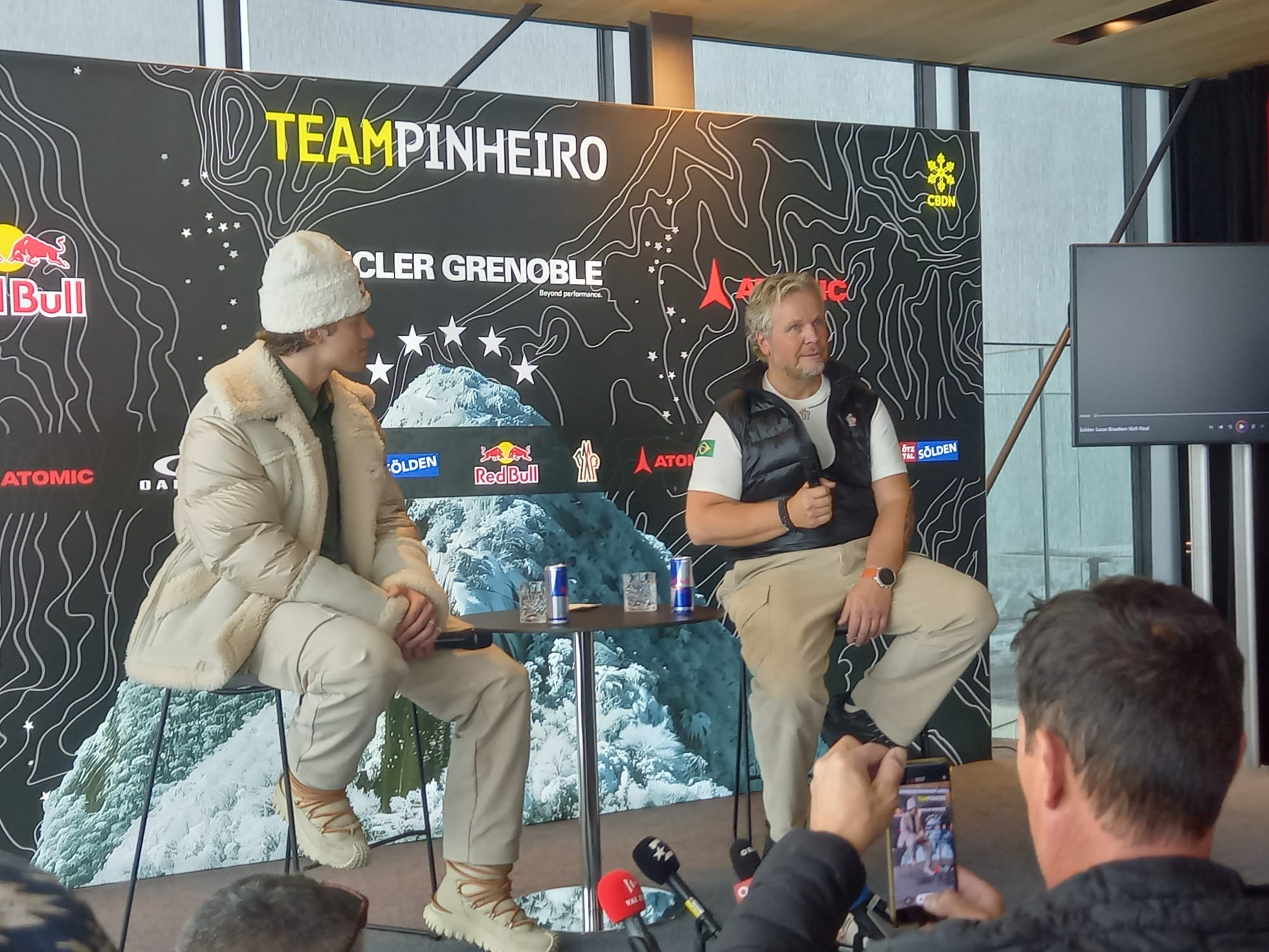 Lucas Pinheiro Braathen z ojcem na konferencji w Sölden